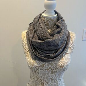 Lululemon infinity scarf EUC